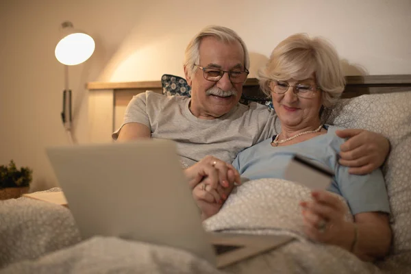 Happy Mature Couple Using Credit Card Banking While Lying Bed — Photo