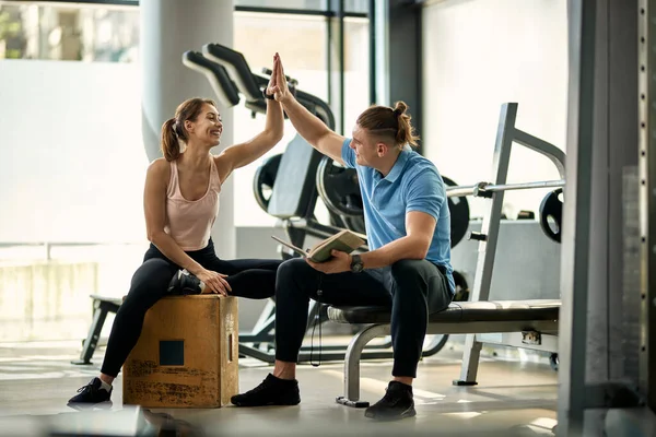 Glückliche Athletische Frau Hat Spaß Nach Dem Training Und Gibt — Stockfoto