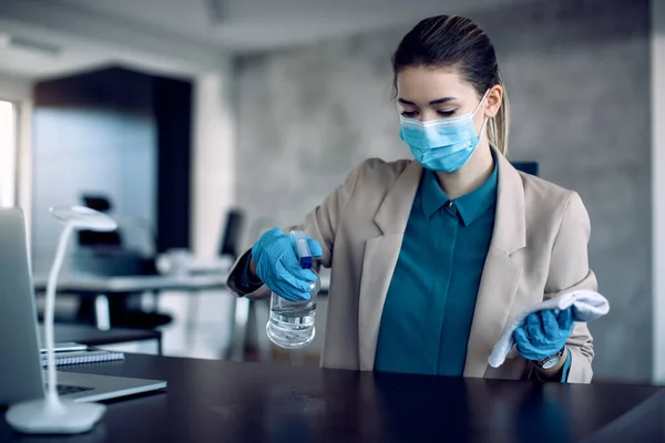 Entrepreneur Cleaning Her Desk Disinfectant While Working Office Covid Pandemic — 스톡 사진