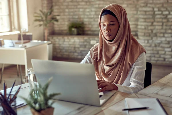 Black Islamic Businesswoman Using Computer While Working Office — Φωτογραφία Αρχείου