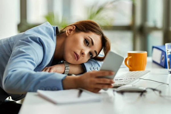 Pensive Businesswoman Using Mobile Phone While Relaxing Office — Stok fotoğraf