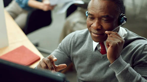 Χαμογελώντας Αφροαμερικανός Επιχειρηματίας Φορώντας Ακουστικά Και Μιλώντας Κατά Διάρκεια Τηλεδιάσκεψης — Φωτογραφία Αρχείου