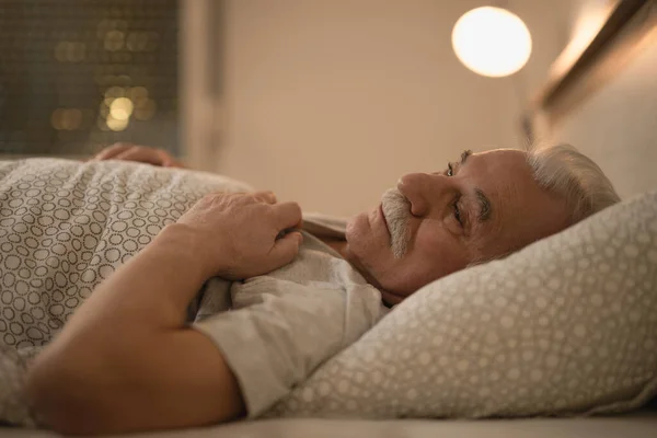 Slapeloze Volwassen Man Denken Terwijl Liggend Bed Avond — Stockfoto