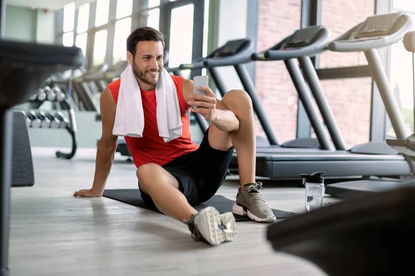 Happy Sportsman Using Mobile Phone While Taking Break Sports Training — Φωτογραφία Αρχείου