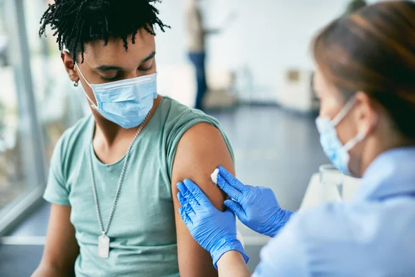 Young Black Man Getting Vaccinated Covid Immunization Vaccination Center — Foto de Stock