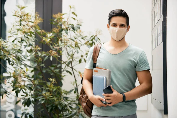 Χαρούμενος Μαθητής Που Φοράει Προστατευτική Μάσκα Προσώπου Στο Διάδρομο Του — Φωτογραφία Αρχείου