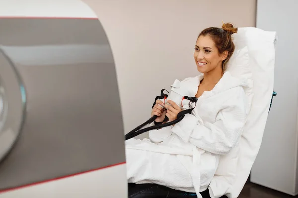 Young Happy Woman Having Hyperbaric Oxygen Therapy Health Spa — стоковое фото