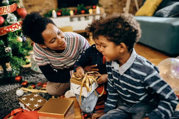 Happy Black Mother Children Communicating While Unwrapping Gifts Christmas Home — ストック写真