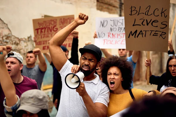 Displeased Black Couple Shouting While Marching Group People Racism Protest — стоковое фото