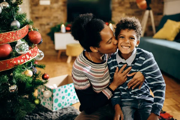 Happy Black Boy Being Kissed His Mother While Celebrating Christmas — Foto Stock