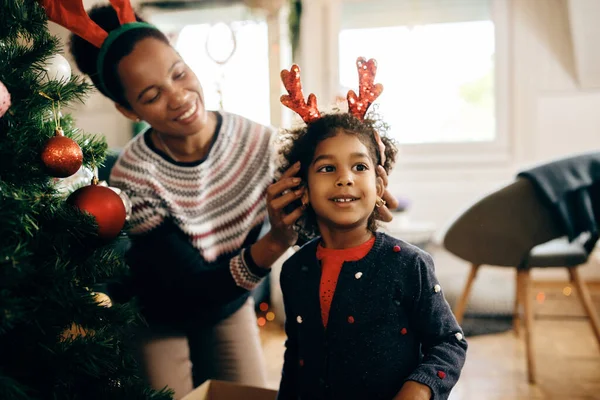 Happy African American Daughter Mother Enjoying Christmas Preparations Home — ストック写真