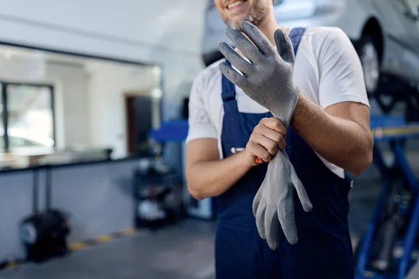 Unrecognizable Repairman Using Gloves While Working Car Workshop — Fotografia de Stock