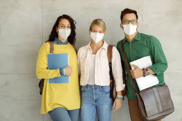 Group Happy Students Face Masks Standing Wall University Hallway — Foto Stock