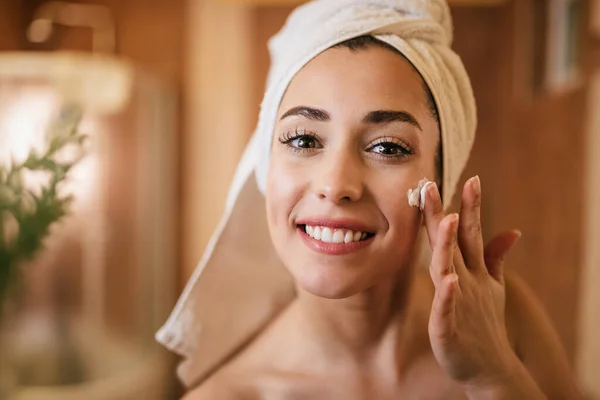 Beautiful Woman Taking Care Her Face Skin Applying Moisturizer Bathroom — Φωτογραφία Αρχείου