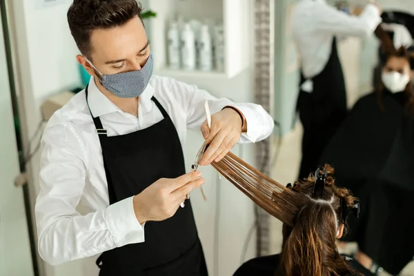 Hairdresser His Customer Wearing Protective Face Masks Haircut Salon — Fotografia de Stock