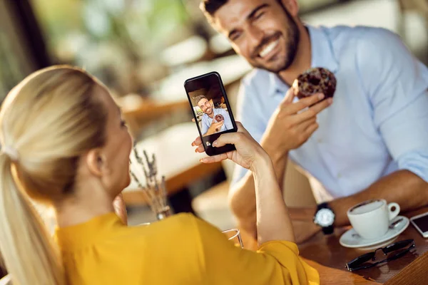 Happy Couple Having Fun While Eating Donut Taking Picture Smart — Stockfoto