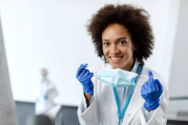 Happy African American Healthcare Expert Wearing Protective Face Mask Gloves — Fotografia de Stock