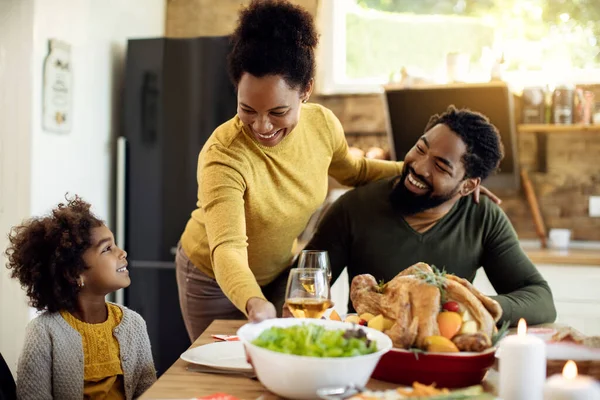 Happy African American Serving Salad Her Family Thanksgiving Lunch Dining — Foto de Stock