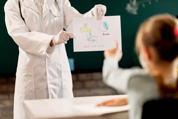 Unrecognizable Doctor Showing Drawing Proper Hand Washing School Children Classroom — Stok Foto