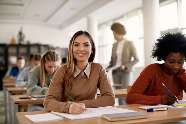 Mahasiswa Perempuan Yang Bahagia Menulis Buku Catatannya Selama Kelas Kelas — Stok Foto