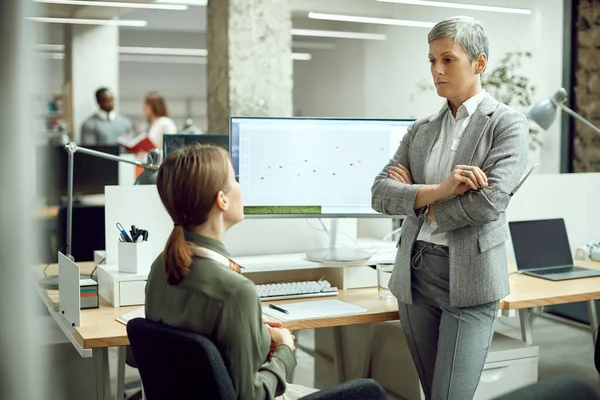 Female Business Leader Feeling Dissatisfied While Communicating Trainee Who Working — Foto de Stock