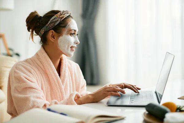 Young Woman Beauty Facial Mask Using Laptop While Relaxing Home — Φωτογραφία Αρχείου