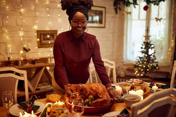 Young Happy Black Woman Setting Table Thanksgiving Lunch Serving Roast — ストック写真