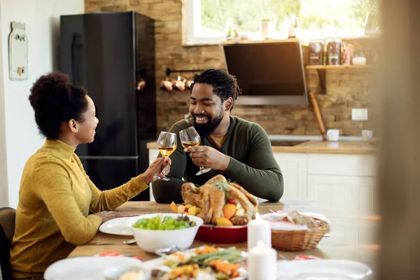 Gelukkig Zwart Paar Proeven Met Wijn Terwijl Het Hebben Van — Stockfoto
