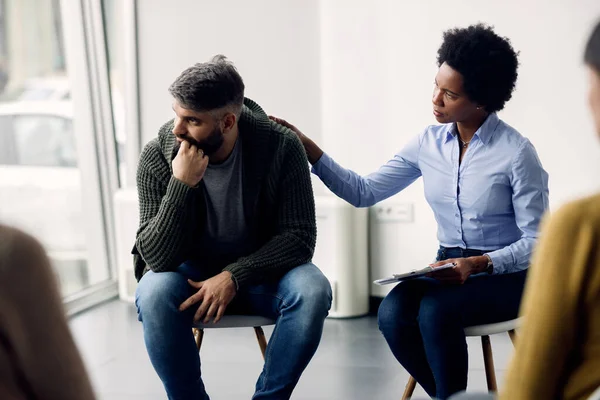 African American Psychotherapist Encouraging Man Talking His Problems Group Therapy — Stock Photo, Image