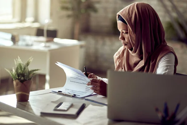 Black Muslim Female Entrepreneur Analyzing Business Reports While Working Office — Φωτογραφία Αρχείου