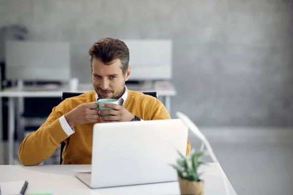 Smiling Businessman Surfing Net Computer While Having Coffee Break Office — Foto de Stock