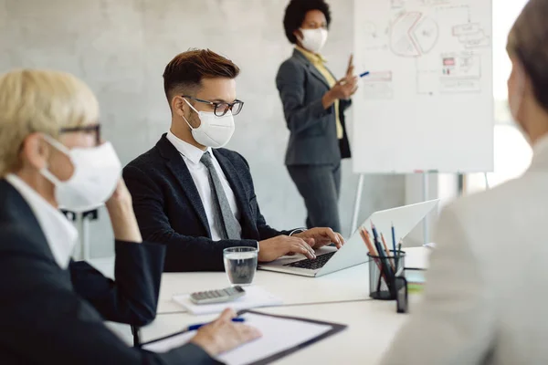 Άντρας Επιχειρηματίας Φορώντας Προστατευτική Μάσκα Προσώπου Και Εργάζονται Φορητό Υπολογιστή — Φωτογραφία Αρχείου