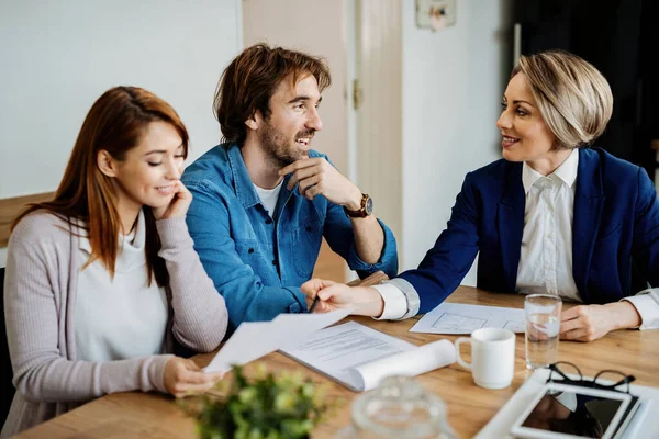 Young Happy Couple Insurance Agent Talking While Analyzing Paperwork Consultations — Foto Stock