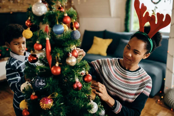 Black Mother Her Son Enjoying While Decorating Christmas Tree Living — Foto de Stock
