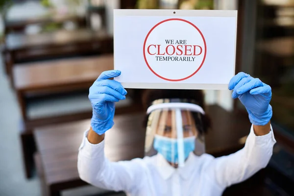 Close Waitress Holding Closed Temporarily Sign Outdoor Cafe Doe Coronavirus — Stock fotografie