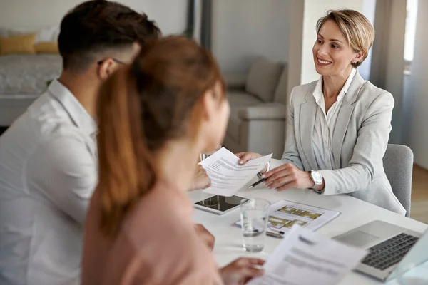 Happy Real Estate Agent Having Meeting Couple Offering Them Lease — Foto Stock