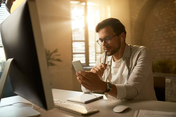 Pensive Entrepreneur Texting Mobile Phone While Working Computer His Office —  Fotos de Stock