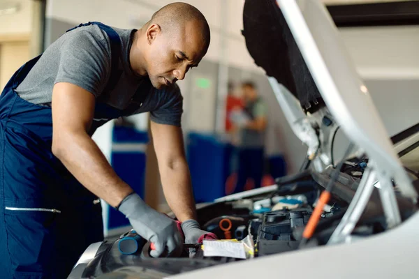 Black Auto Repairman Using Wrench While Working Car Engine Workshop — Fotografia de Stock