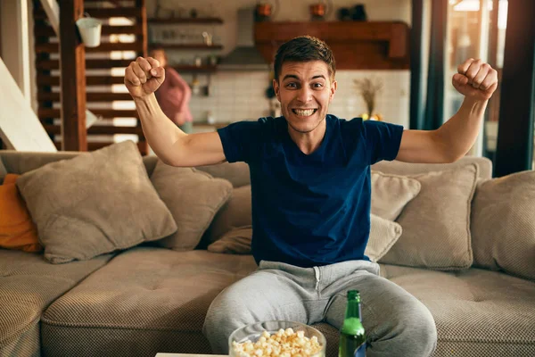 Young Man Celebrating Victory His Favorite Sports Team While Watching — Stockfoto