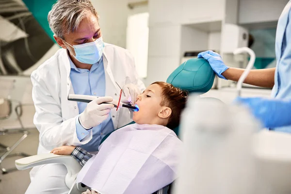 Little Boy Having Dental Procedure Dental Curing Light Dentist Office — Stockfoto