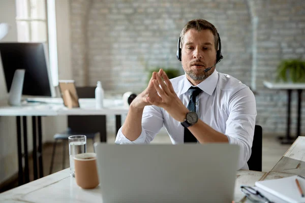 Male Entrepreneur Having Video Conference Laptop While Working Office — Φωτογραφία Αρχείου