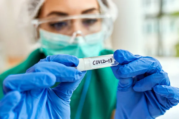 Close Lab Technician Holding Coronavirus Test Tube — Fotografia de Stock