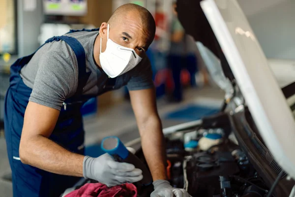 Black Auto Mechanic Wearing Protective Face Mask While Examining Car —  Fotos de Stock