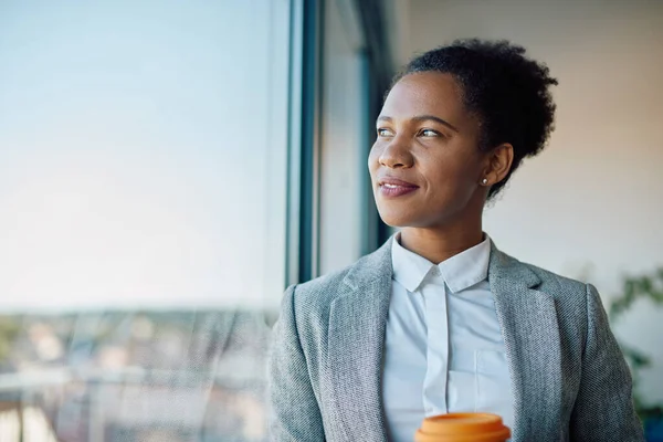 Χαμογελώντας Αφρο Αμερικανίδα Επιχειρηματίας Κοιτάζοντας Μέσα Από Παράθυρο Κατά Διάρκεια — Φωτογραφία Αρχείου