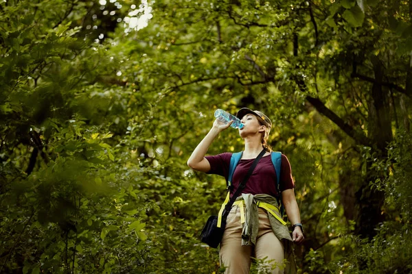 Young Woman Refreshing Herself Water While Hiking Nature — Foto de Stock
