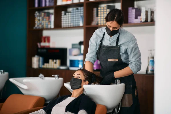 Hairstylist Washing Woman Hair While Working Hair Salon Coronavirus Pandemic — Fotografia de Stock