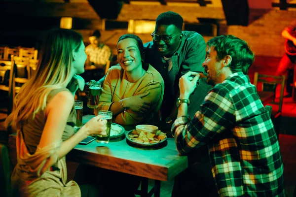 Young Happy People Enjoying While Drinking Beer Communicating Bar Night — Foto de Stock