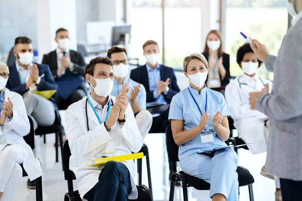 Large Group Doctors Business People Applauding While Attending Educational Event — Stok Foto