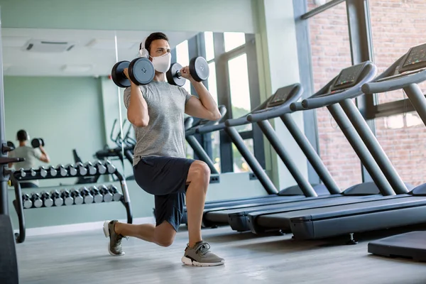 Athletic Man Protective Face Mask Having Weight Training Lunge Position — Φωτογραφία Αρχείου