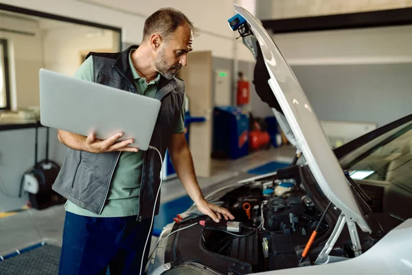 Mid Adult Mechanic Running Car Diagnostic Laptop Auto Repair Shop — Stock fotografie